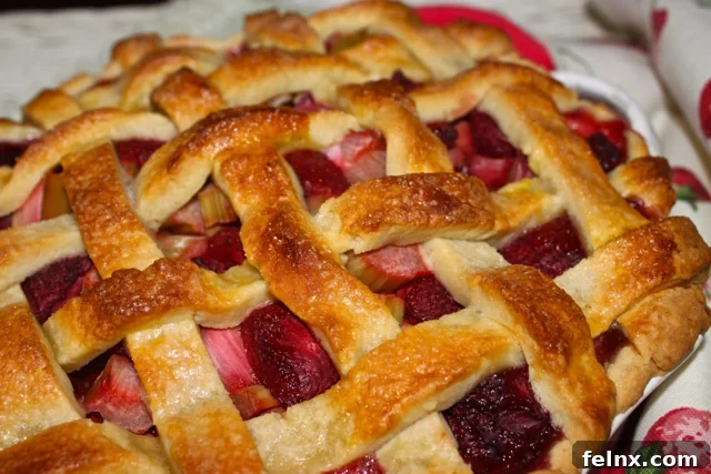 finished strawberry rhubarb mascarpone pie