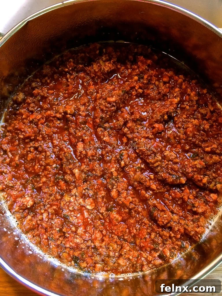 Spread Bolognese sauce on the bottom of the springform pan
