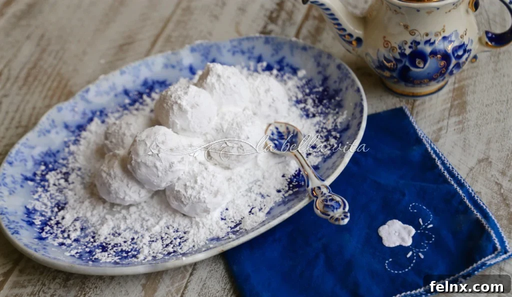 Greek Wedding Cookies Kourabiethes / Kourabiedes