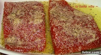 Seasoned Salmon with Lemon Slices