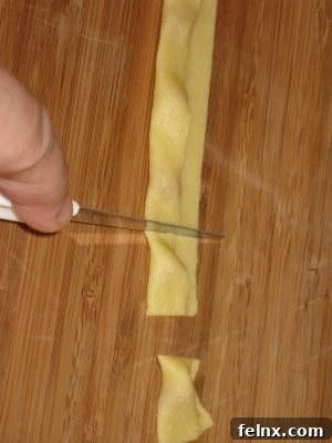 Separating individual pieces of filled pasta
