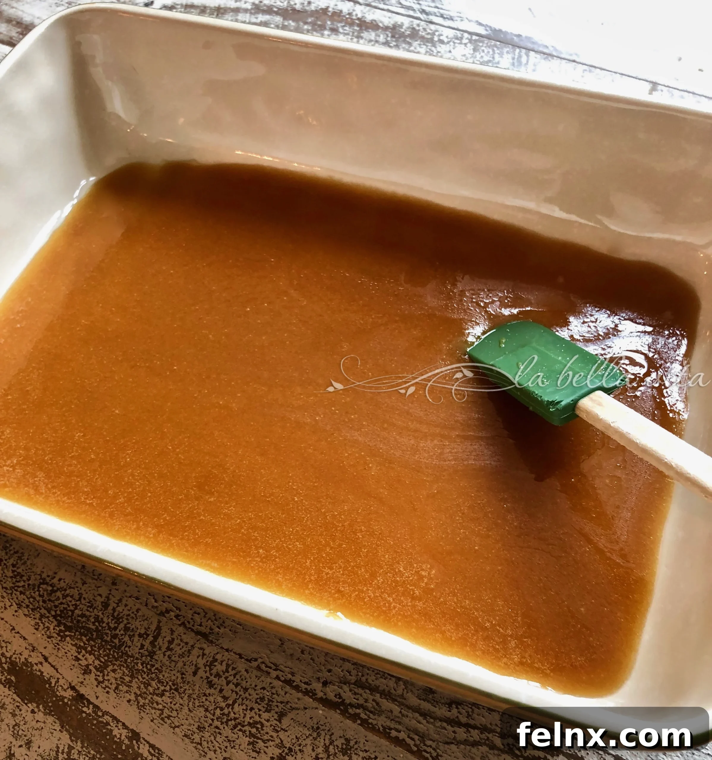 Spreading caramel sauce